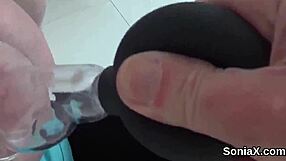 Wanita matang England Sonia tidak setia pamerkan susu gergasi dalam lingerie