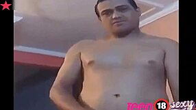 Mi madrastra no esta en la habitacion y quiero comer la polla de mi padrastro que esta en el baño sexo con mi padrastro