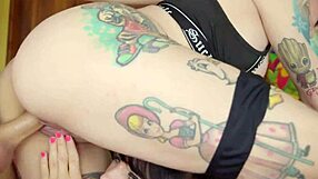 Pæn Pige I 3some Slikker Kæmpe Pik, Sprøjter Dobbelt Cum