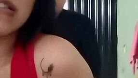 Knuller babysitter under live-udsendelse med store patter og røv