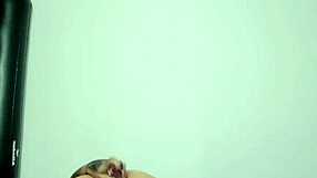 Hago mi primer anal con un dildo de vidrio