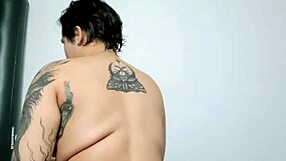 Hago mi primer anal con un dildo de vidrio