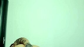 Hago mi primer anal con un dildo de vidrio