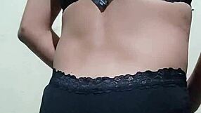 Hé, ik pas mijn nieuwe ondergoed, ziet er geil uit op me 😉