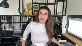 ορεξάτη ετερομητέρα δείχνει τεράστιο πούτσο για πιπίλισμα στο δωμάτιο ξενοδοχείου.