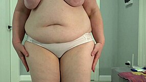 Spójrz na moje krągłe ciało milf w mokrych majtkach