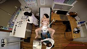 Mann, denne s羞 tenåring 18+ Lainey blir spreder eagle på Dr Tampas klinikk