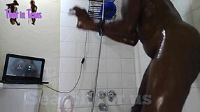 Kurva u Teksasu - Jebanje male šurjakinje u tušu pre nego što nas uhvate!