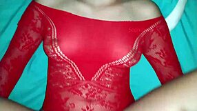 chica sexy de body rojo hot con coño cremoso y apretado reciben polla en video porno casero part 1