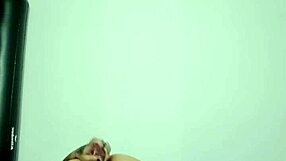 Hago mi primer anal con un dildo de vidrio