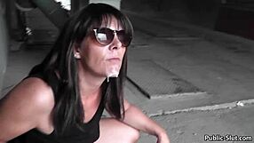 Δημόσιο σεξ με τη σκύλα σύζυγο Marion να φλασάρει στην πόλη