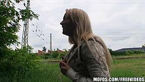 चेक ब्लोंड हॉट्सनी पैसे के लिए POV में झुककर चूचियां रगड़वाती