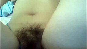 Linh Xinh engaging in webcam chat conversation