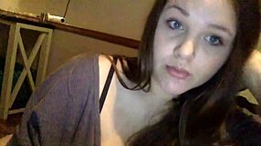 Fiatal 18+ milf nagy cicivel és pocakos alakkal mesél a sztoriját