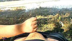 Novia latina me da mamada pública en el lago