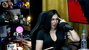 Ruan shows off to Lary Cubas - big or small opinion?