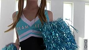 छोटे 18+ चुचों वाली पेटाइट यूरोबेब को पैर पूजा चाट फुटजॉब