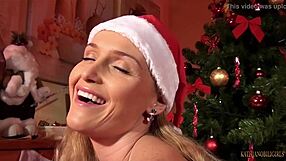 Muie și labă fantastică de la blondă cu mănuși. Cum naiba face așa bine?