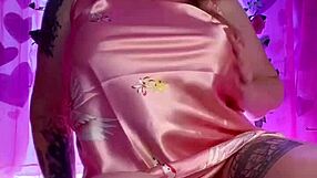 Topuklu gecelikte cesur striptiz kıyafet yırtıp kıllı am gösteriyor