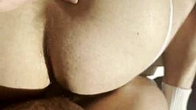 Malý medvěd prosí o drsný anální sex! Muskulózní tělo, tetování a chlupaté podpaží to zesílí