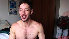 Novinho lopakodik, hogy szűk seggét adja durva gay akcióban. Raw vörös hajú arcra cum!