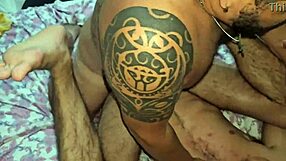 cena fumegante de barebacking de dois gays latinos fodendo trabalhador que conheceram na feira