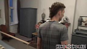 Špuntovaný prdel opakovaně šukán veřejným gangbangem