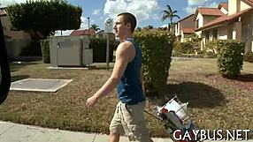 Klukům dávají gay sex