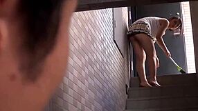 Vroča poročena japonska soseda me draži pred poroko v HD