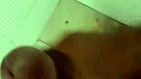 Punheta com gozada perfeita do moreno gostoso