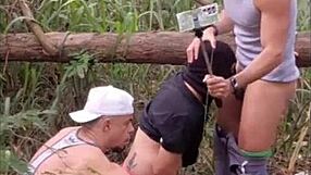 Dává tenhle chlap svůj zadek bareback v lese pro velký černý pták?