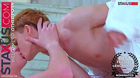 Интенсивные гей тины Габриель и Натан в классе искусства.