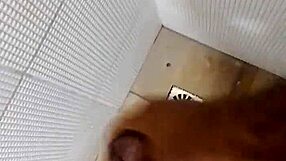 Punheta com gozada perfeita do moreno gostoso