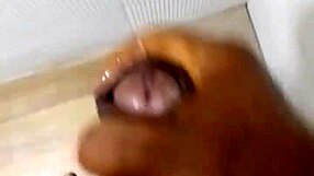 Punheta com gozada perfeita do moreno gostoso