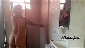 Pretinho facao invade barraco de paty bumbum