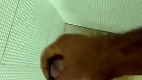 Punheta com gozada perfeita do moreno gostoso