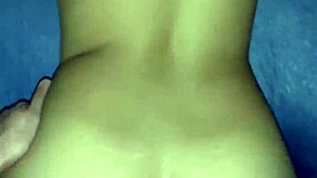 Prijateljica čuti intenzivno užitek v psički jebanju