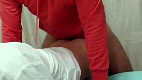 Gay zdravotník se ohýbá na velký čurák doggystyle