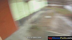 Gizli kamera tatlı kız emiyor ve köpek pozisyonunda amı sertçe sikişiyor