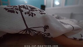 La matrigna gioca con il cazzo del figliastro per un'azione selvaggia a letto 😜