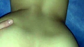 Prijateljica čuti intenzivno užitek v psički jebanju