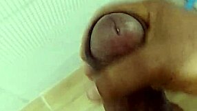 Punheta com gozada perfeita do moreno gostoso