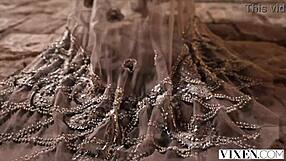 I am Eve Sweet, a vixen con artist planning a heist