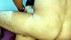 Podwójna penetracja nalgonie, dochodzi na fontanny i zaczyna bawić się mlekiem z jej waginy