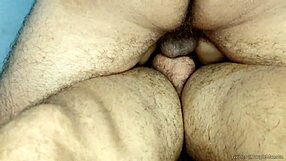 doble penetracion a nalgona se corre a chorros y se pone a jugar con la leche de su vagina