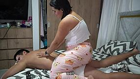 madrastra practica masajes con su yerno en casa
