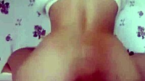 爱鸟公主-妹妹的屁股真会扭 翘高高的让哥哥享受 with wet asian bent over doggystyle 1on1 feet pussy young 18+ bareback cock