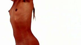 ブロンドのフレキシーなティーンガールがソファーで才能を見せる？