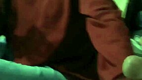 Sexo real con mi hermanastra me descubre en el cuarto