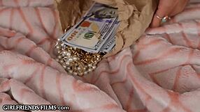 Vau! Najstniške lezbijke praznujejo z divjim škarjenjem in sedenjem na obrazu v GirlfriendsFilms akciji